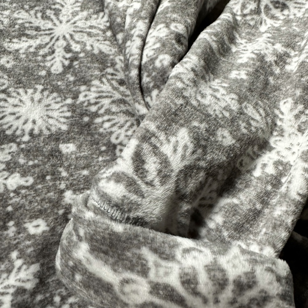 Winter snowflake long sleeve sleep wear loungewear nighttime cozy top sh… - Picture 2 of 2